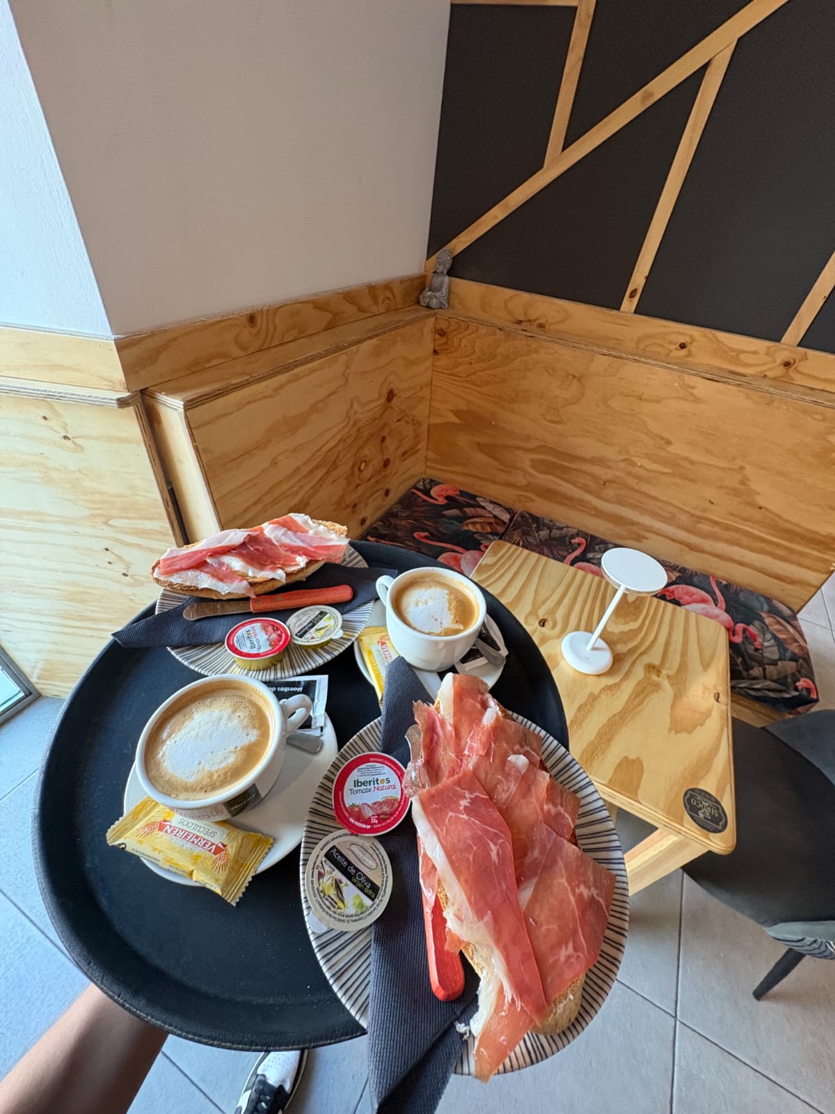 Variedad de desayunos y cafés ofrecidos en la carta de Siroco