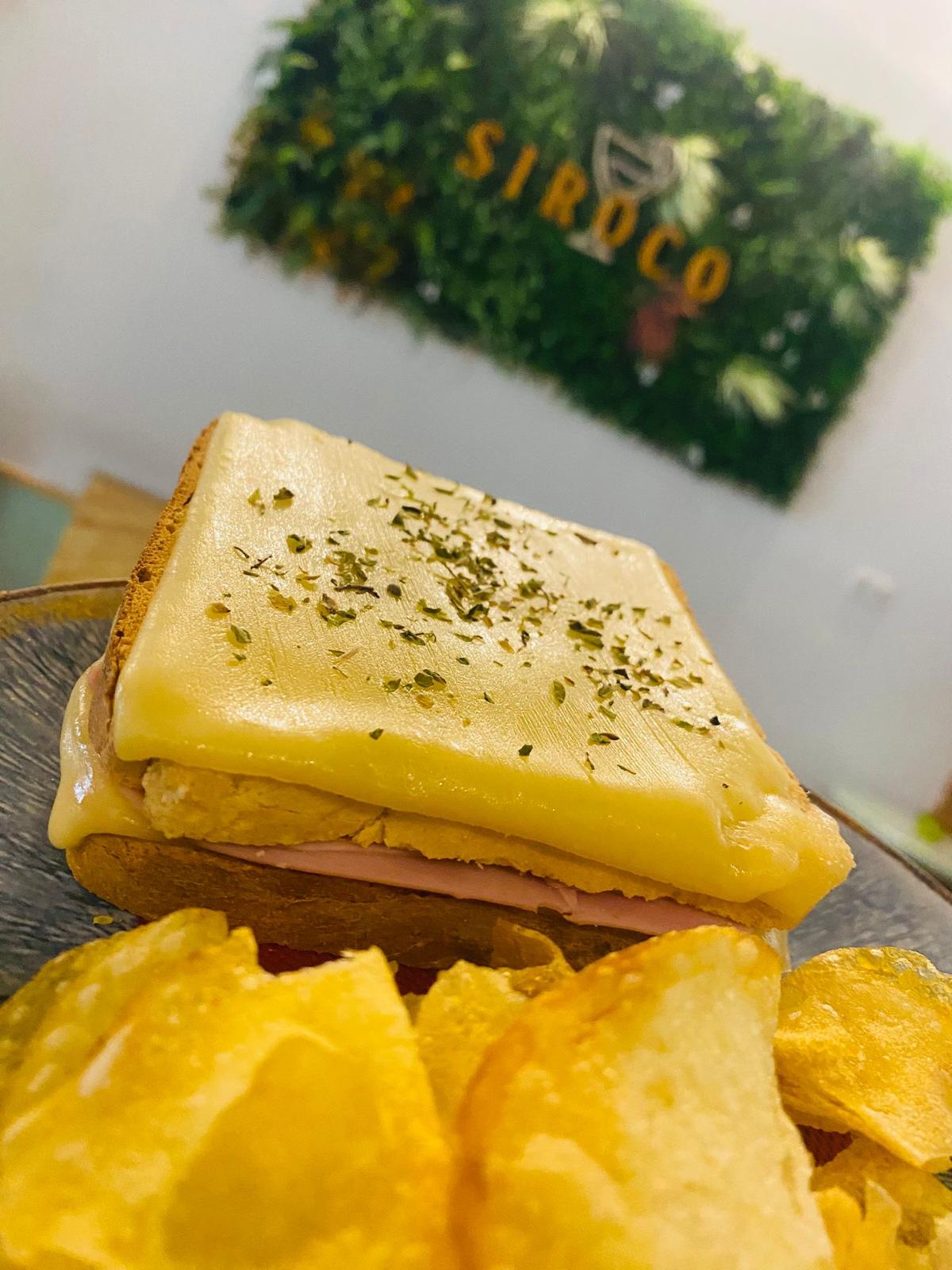 Sandwich completo servido en un plato en Siroco Café Pub