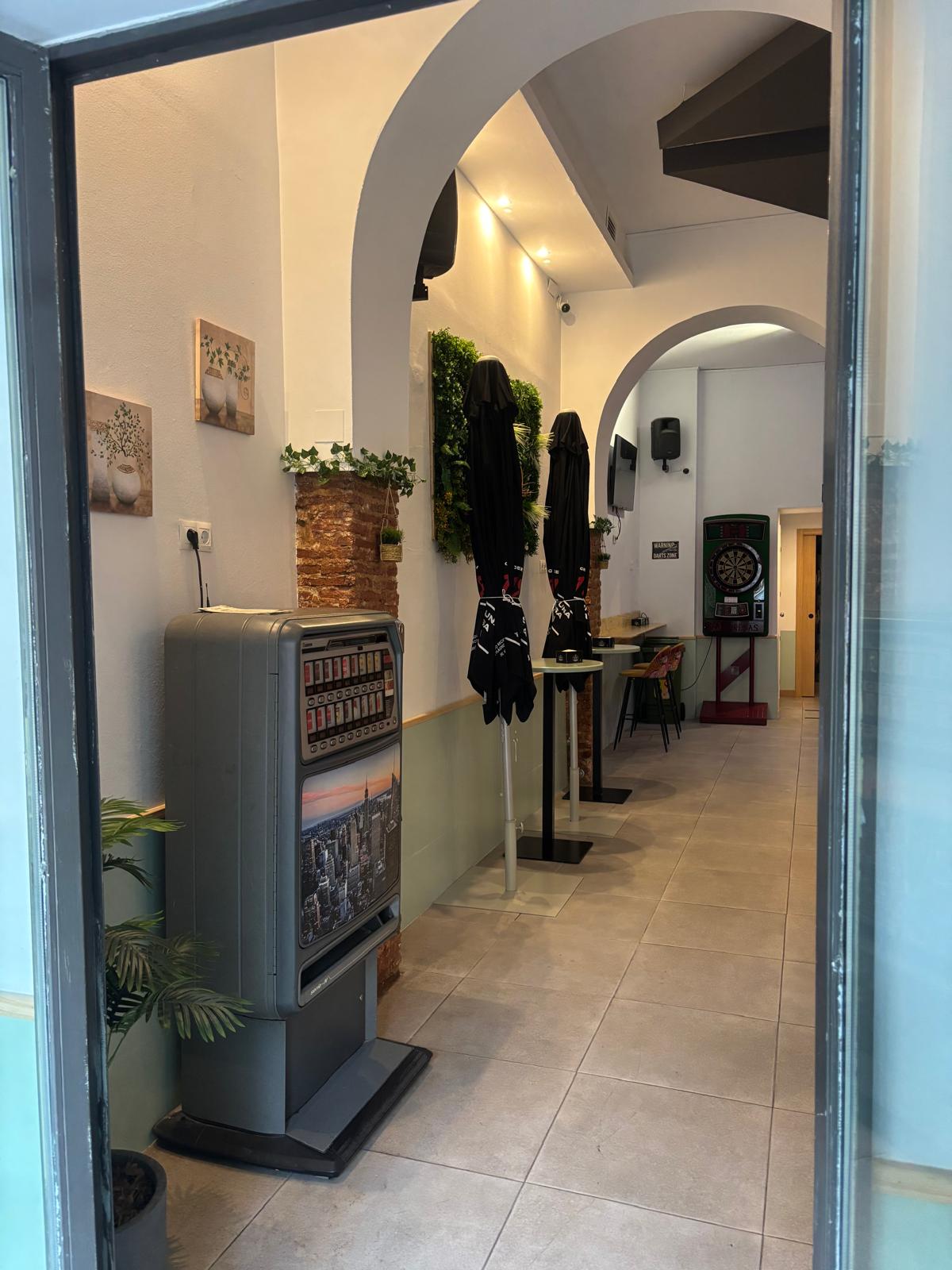 Vista interior de la barra y la decoración de Siroco Café Pub