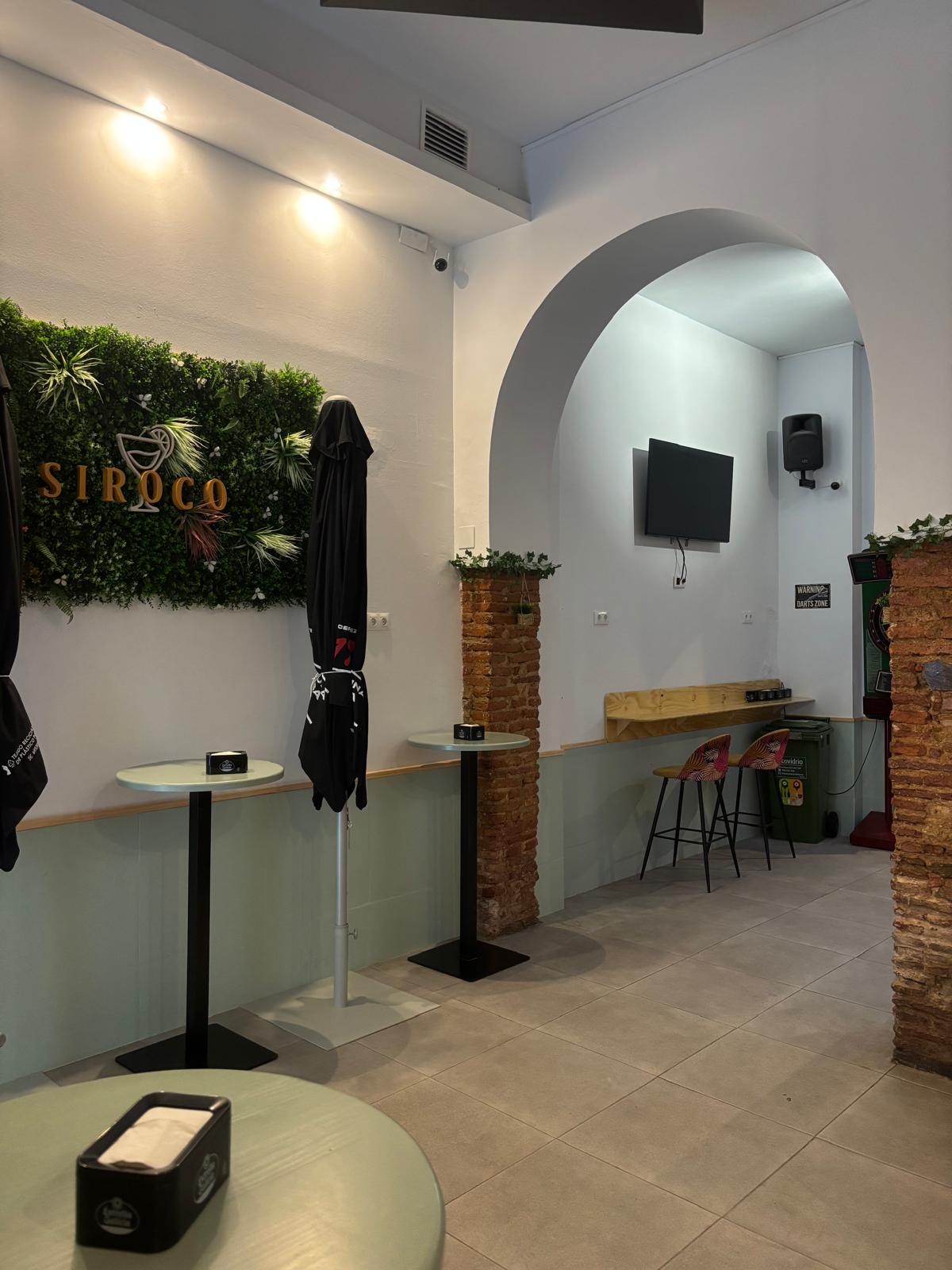 Cóctel profesional siendo servido en una copa en Siroco Café Pub