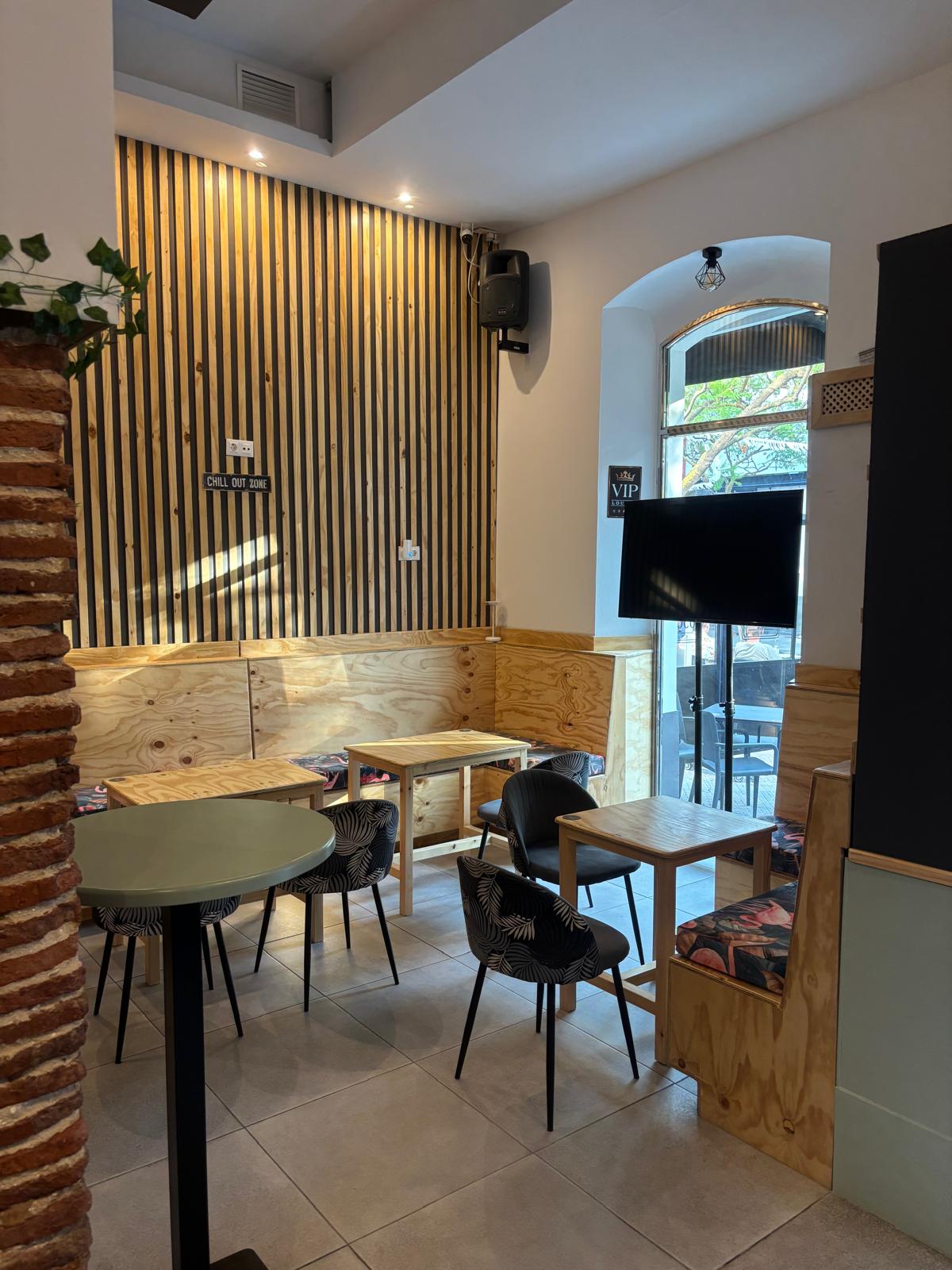 Clientes disfrutando de una noche en el ambiente acogedor de Siroco