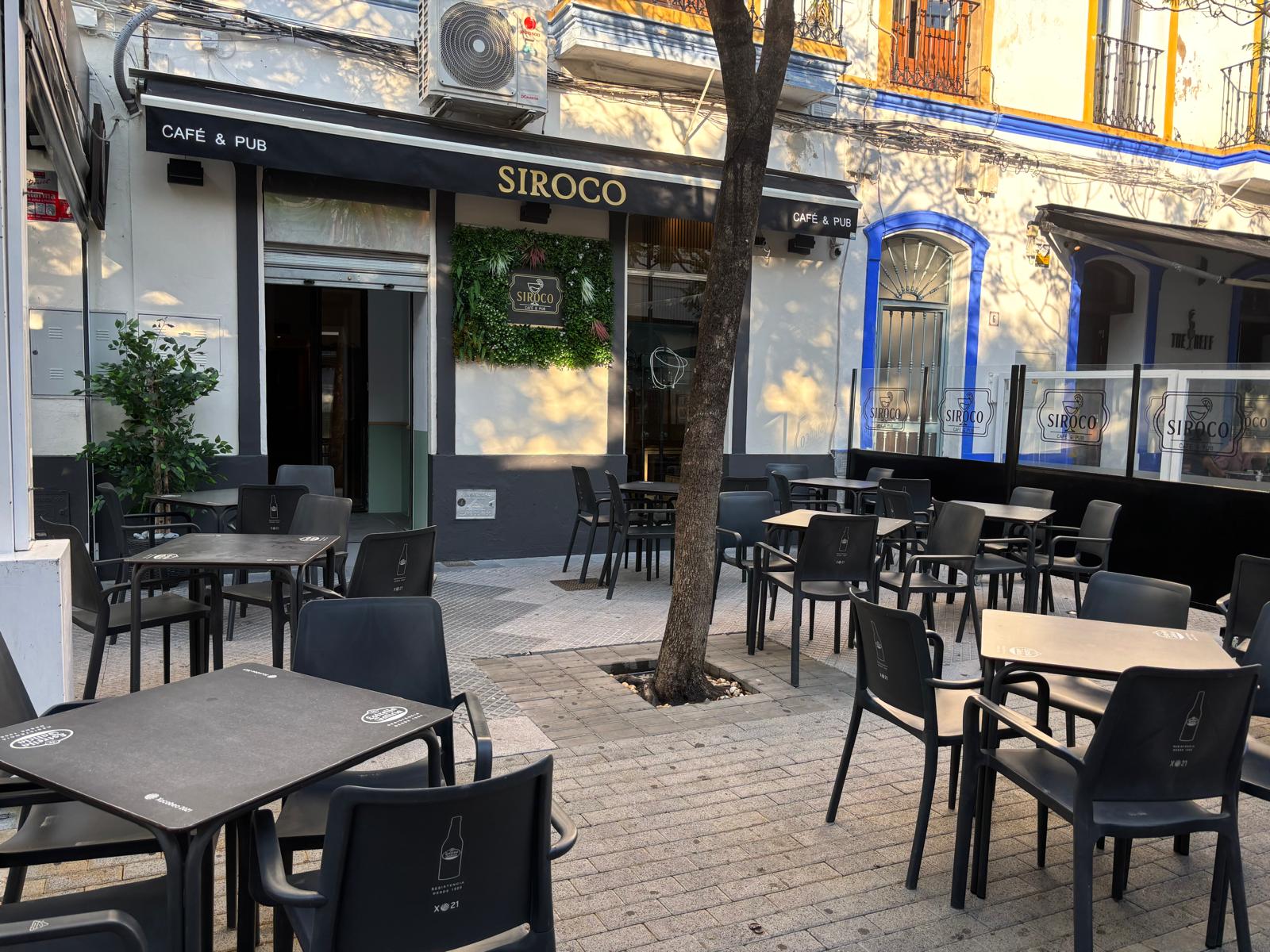 Terraza exterior de Siroco Café Pub por la noche